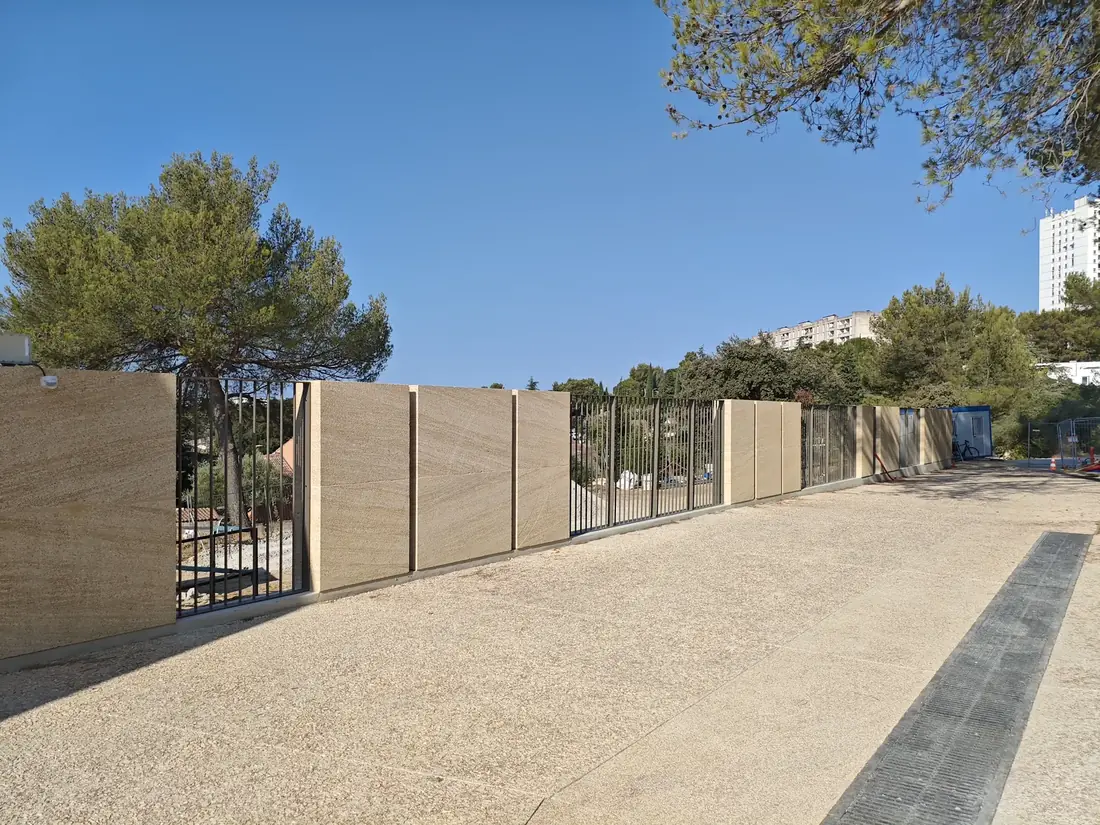 Clôture en pierre et acier, Ferme École, Nîmes