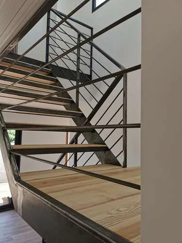 Escalier architectural acier et bois sur mesure, vue d'ensemble, Saint-Christol