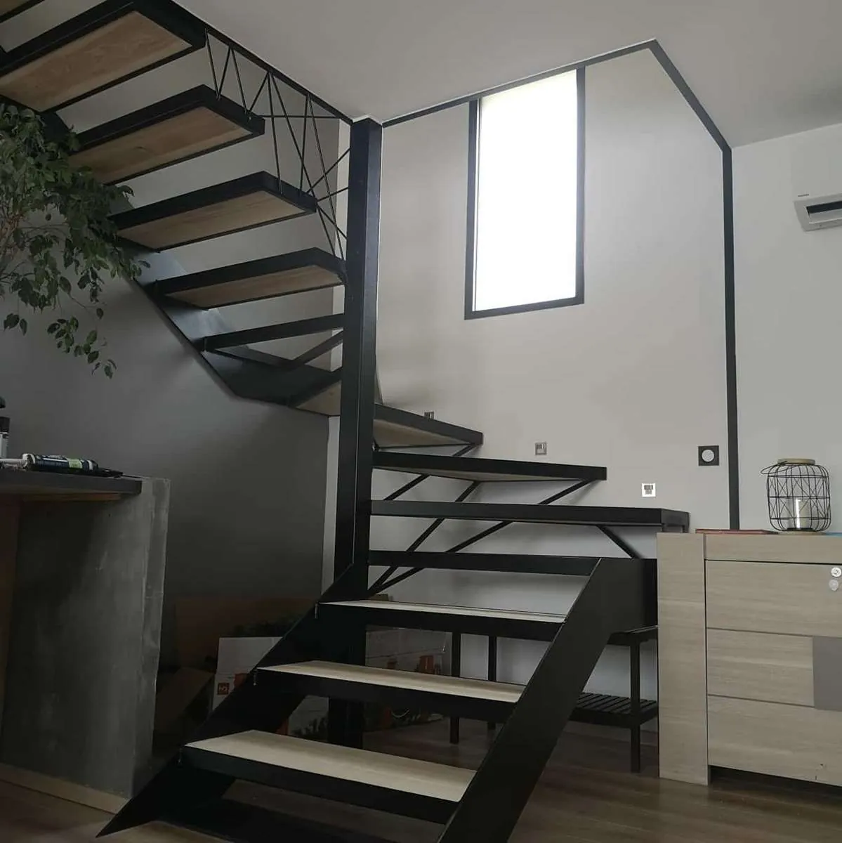 Escalier tournant sur mesure, villa d'architecte, Nîmes