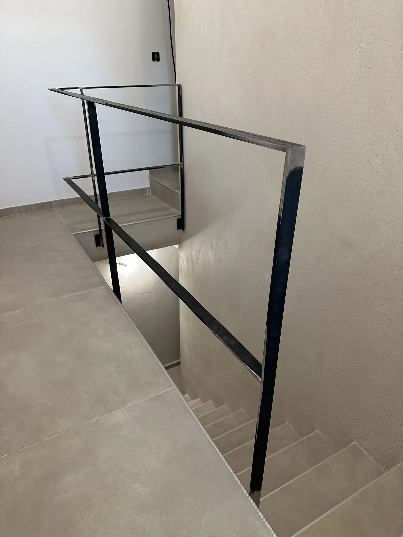 Garde-corps d'escalier épuré en acier brut, Rochefort-du-Gard