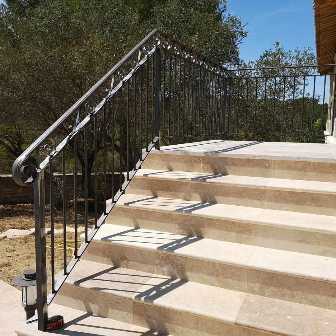 Garde-corps d'escalier extérieur en acier patiné à volutes, mas en rénovation, Nages (Gard)