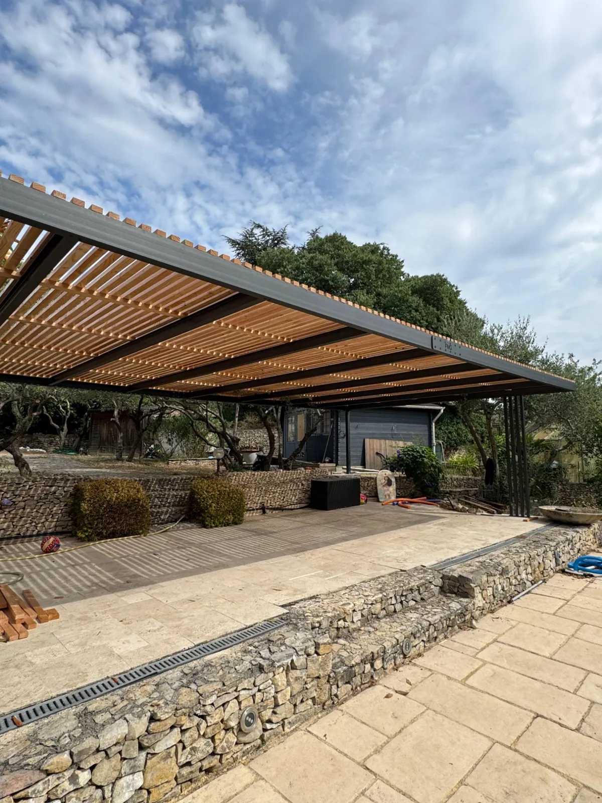 Pergola monumentale sur mesure, 9,5 mètres de portée, villa des Garrigues, Nîmes