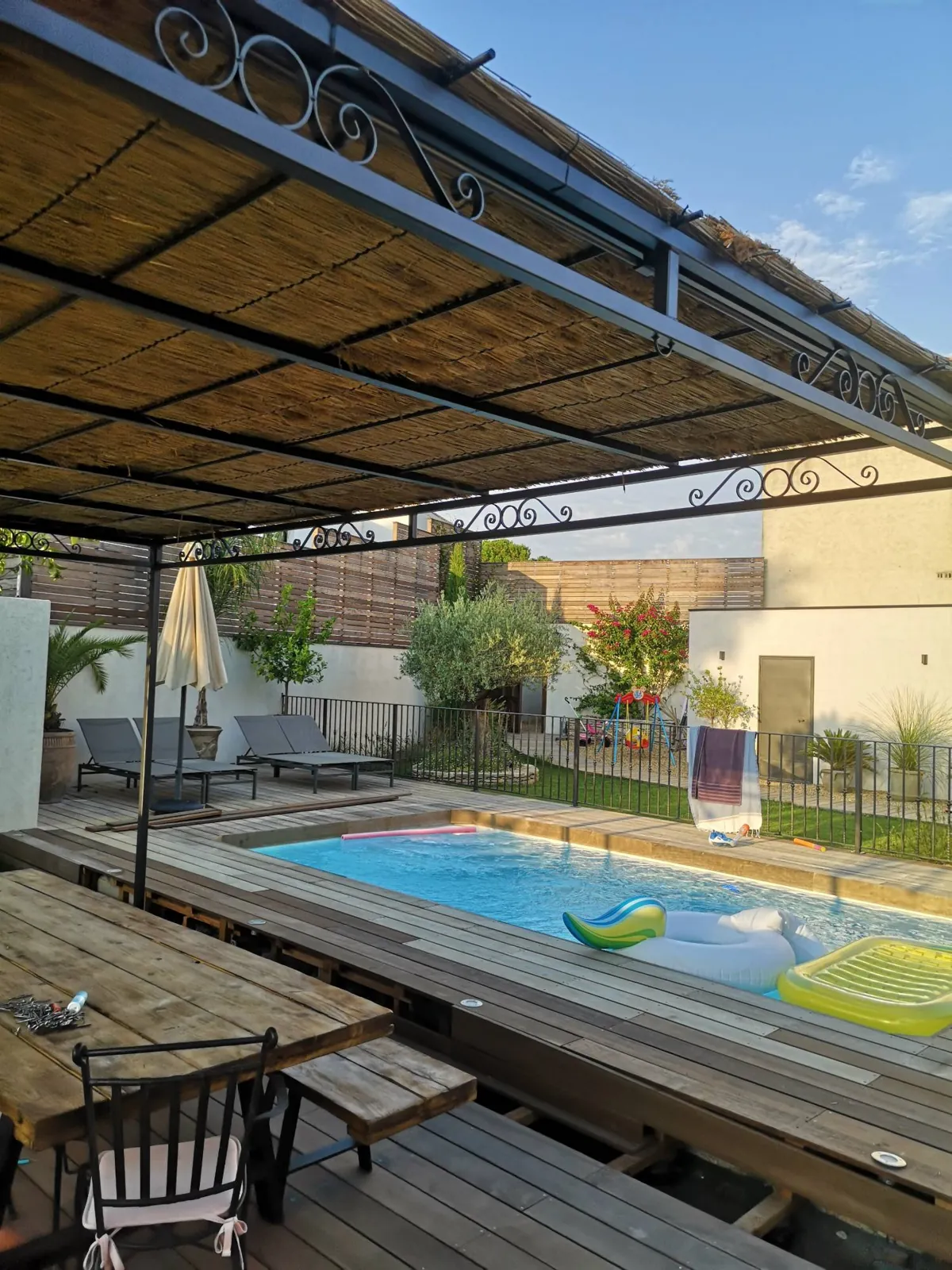 Pergola sur mesure en paillasson camarguais, terrasse et piscine, la Grange Montpellieraine, Montpellier