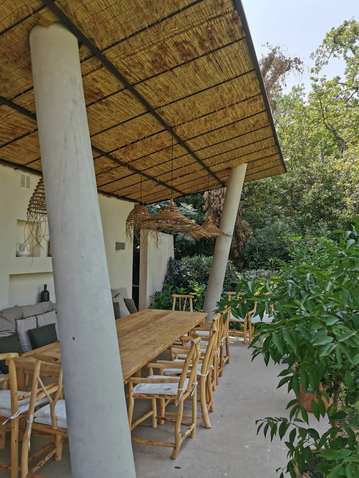 Pergola sur mesure en paillasson camarguais, villa ILAMEENA, Saint-Tropez