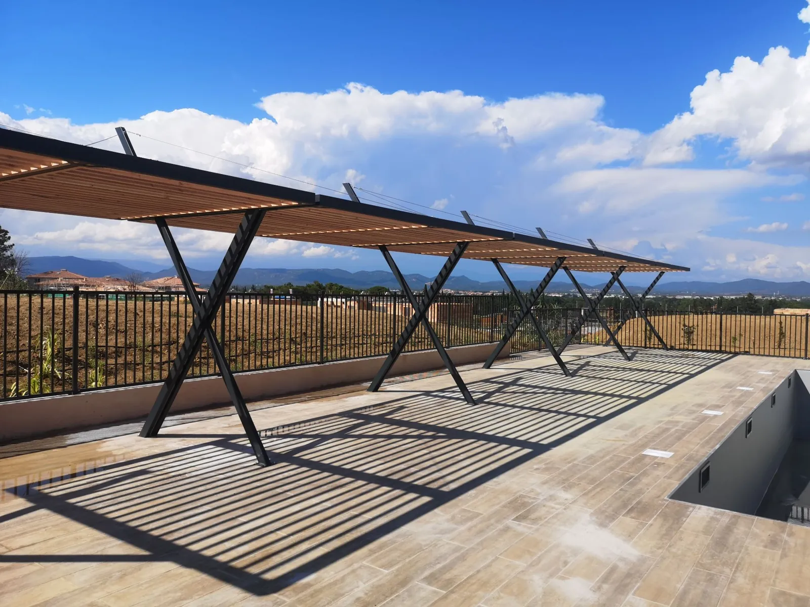 Vue d'ensemble des pergolas et de la piscine, résidence Royal Green, Var