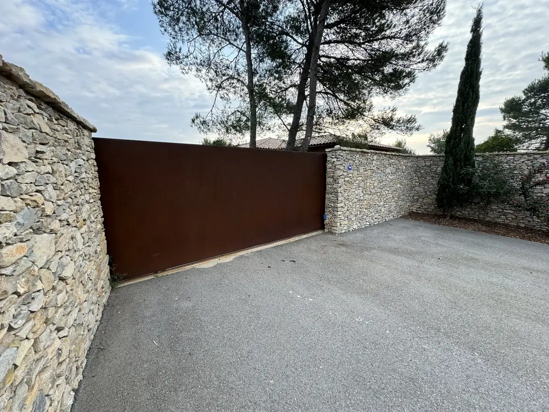 Portail coulissant sur mesure en acier Corten, villa d'architecte à Nîmes (Gard)
