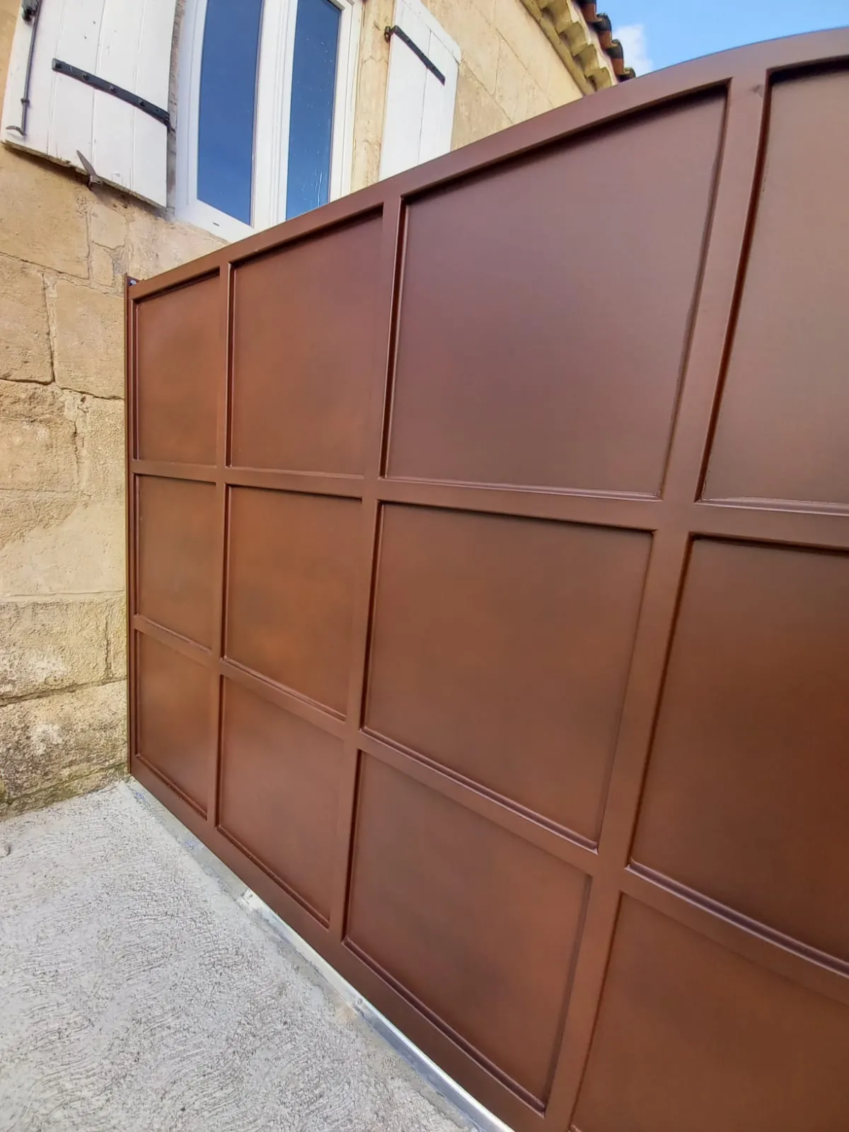 Portail coulissant sur mesure, motif à caissons, teinte rouille, Montfrin