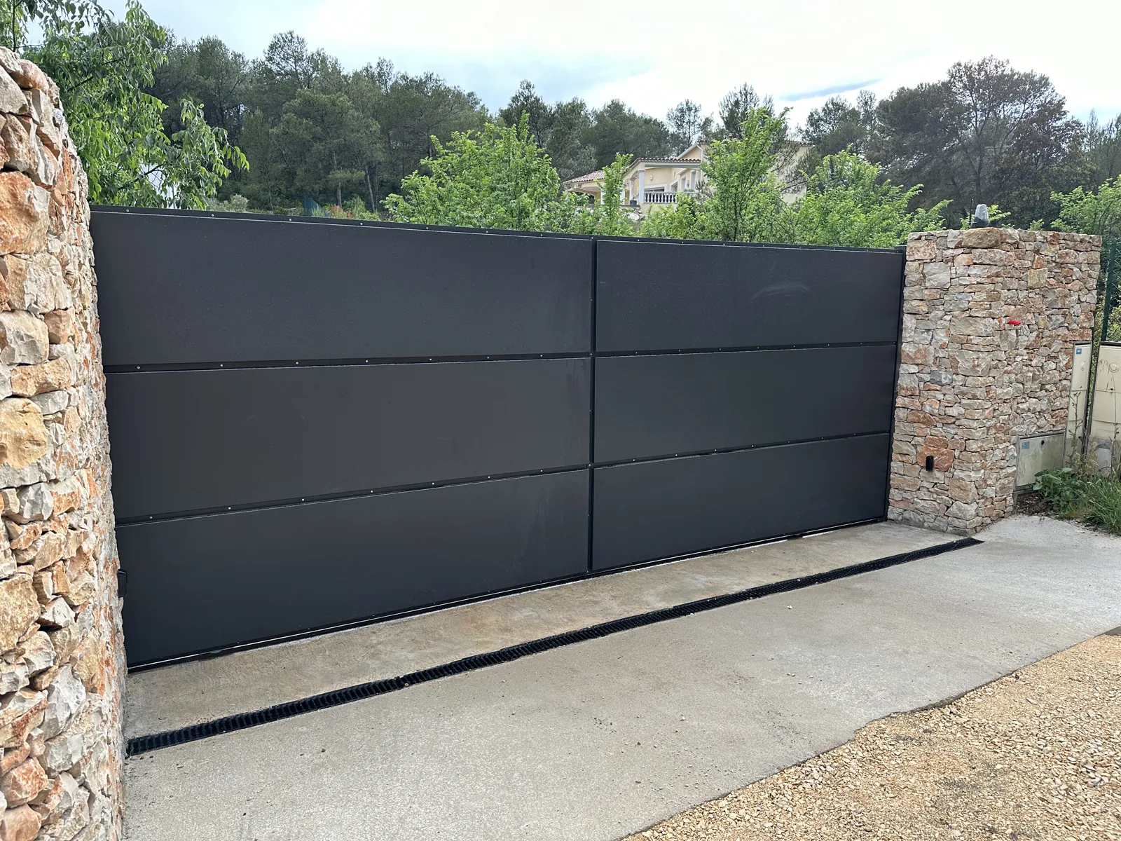 Portail coulissant motorisé, habillage caissettes façonnées, thermolaquage sablé, Nîmes