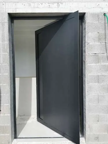 Porte sur pivot isolée sur mesure, maison d'architecte, Marseille