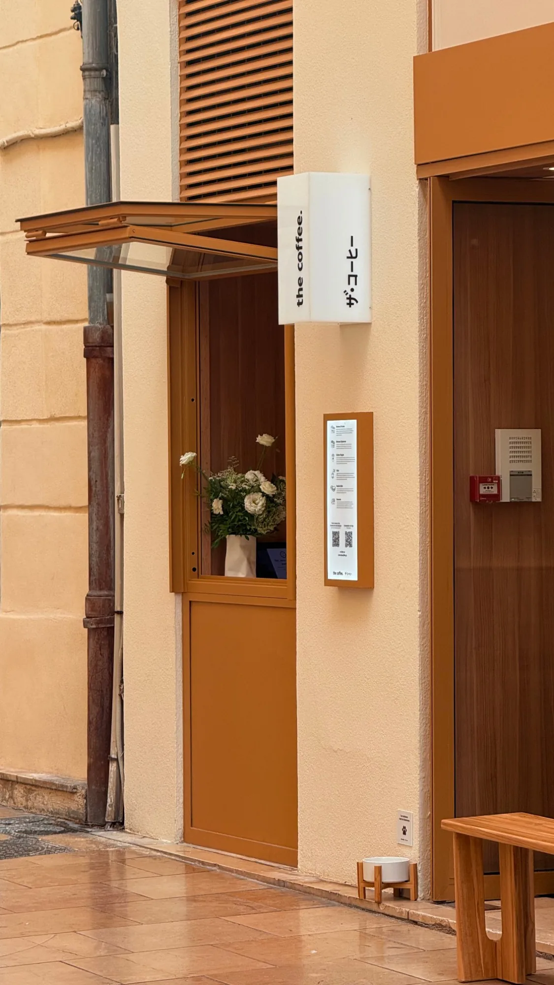 Menuiserie kiosque sur mesure, ouvrant relevé formant auvent, café THE COFFEE, rue du Grand Couvent, Nîmes