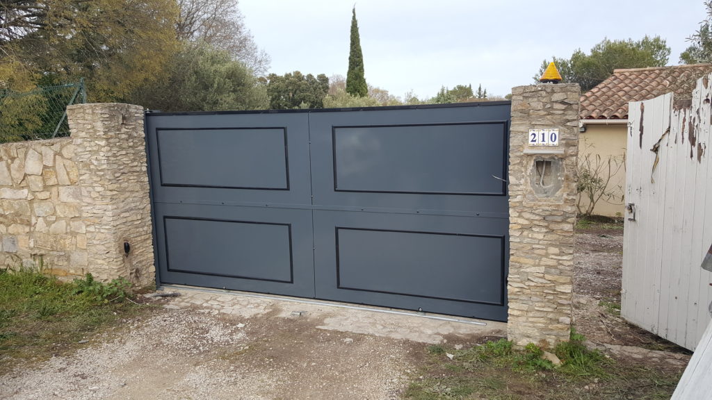 Portail ACIER coulissant automatique - Nîmes (Gard 30)