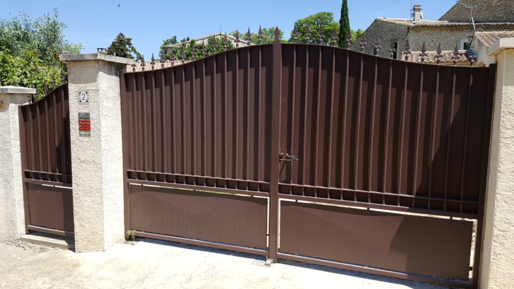 Installation de tôles brise vue sur portail existant - Langlade (Gard 30)