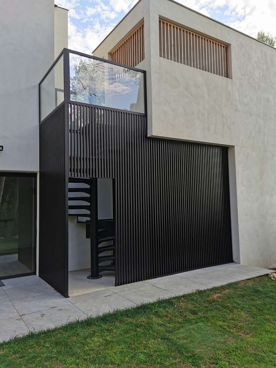 Escalier colimaçon avec claustra aluminium, Montferrier sur Lez, Hérault 34, villa architecte