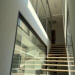 Porte intégrée à une verrière intérieure en acier réalisée sur mesure.