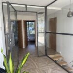 Vue d'ensemble d'une verrière en acier thermolaqué installée dans une maison contemporaine